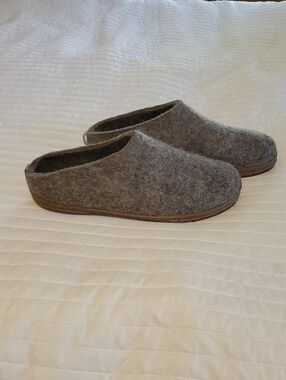 NWOT Woollys Outdoor Open Heel Slippers